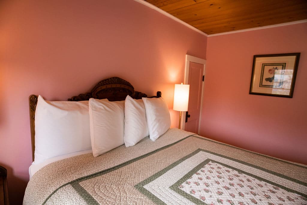 Queen size bed featuring four deluxe pillows